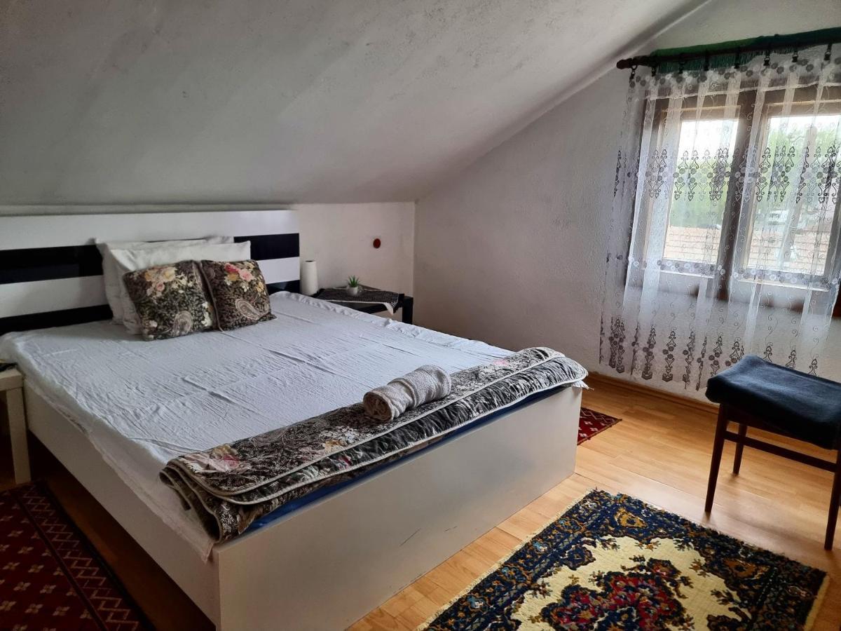 Guesthouse Sobi-Rooms Gradsko Екстериор снимка