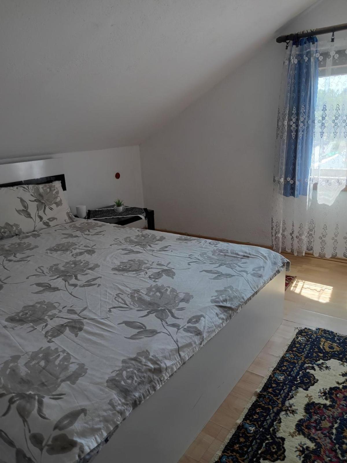 Guesthouse Sobi-Rooms Gradsko Екстериор снимка