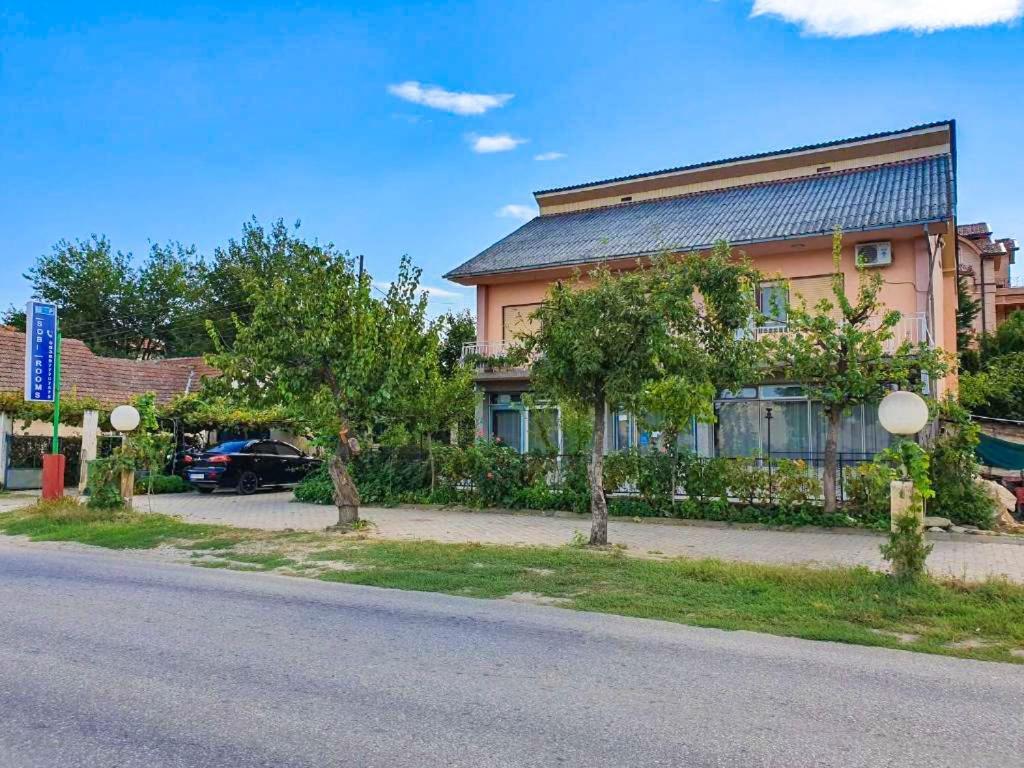Guesthouse Sobi-Rooms Gradsko Екстериор снимка